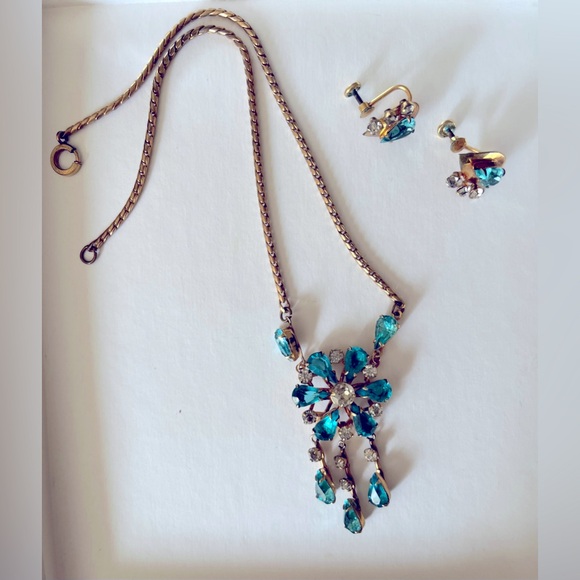 Vintage set/demi-parure
Gold filled
Necklace and Earrings - Picture 2 of 3